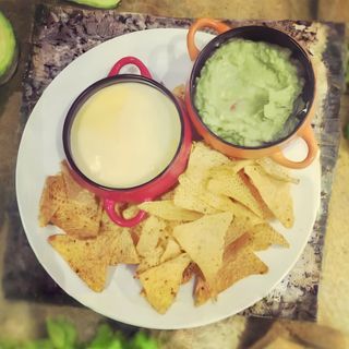 Nachos con Queso y Guacamole
