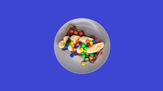 Gofry z bananem, nutellą i M&Ms
