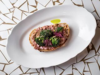 Тост з броколі та тунцем