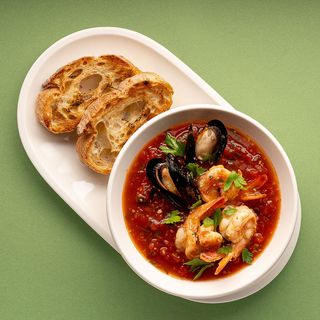 Пряний суп з морепродуктами та томатами