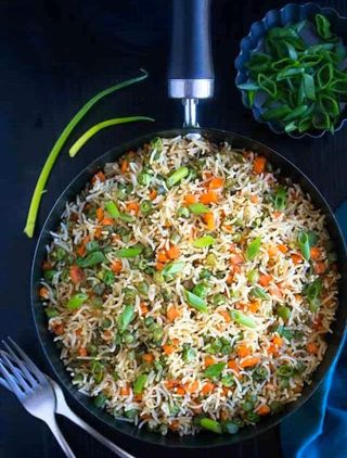 Arroz frito com caju, amendôas e especiarias