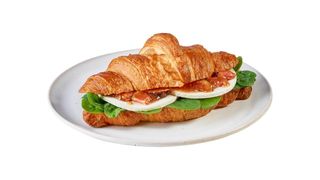 Croissant z serem kozim i sosem figowym