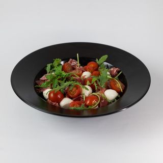 Salata s mozzarellom i pršutom