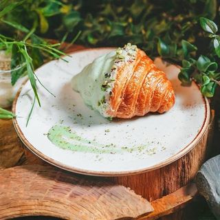 Круассан с фисташковой