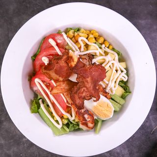 Царска салата с пилешко филе (300г)