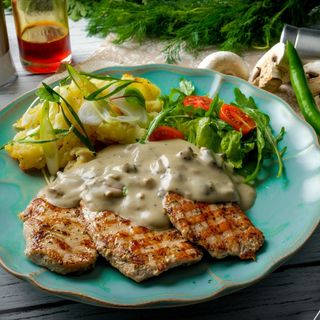 Свински каренца с гъбен сос и мачкани картофи