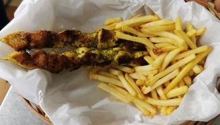 Pinchos De Pollo Con Patatas Fritas + Bebida