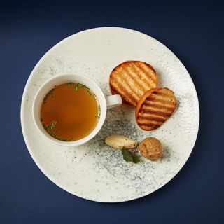 Курячий бульйон з грінками та паштетом (250/80)