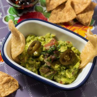 Guacamole con totopos (chips)
