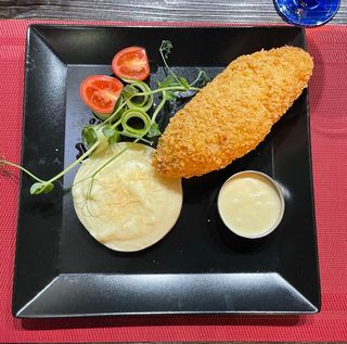 Котлета по-київськи, пюре, соус тартар