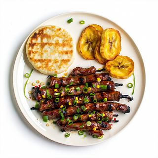 Chunchulla con arepa y tostones (ración)