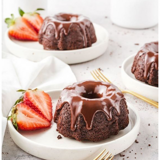 Mini queque de chocolate con cubierta de chocolate 