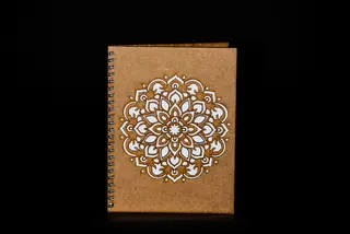 Agenda A5 din lemn cu o mandala