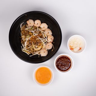 Makaron smażony z krewetkami