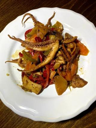 2207 Пържени калмари със зеленчуци (600г)