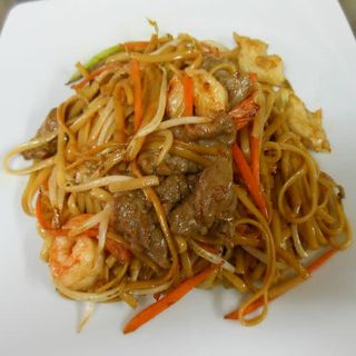 81. Tallarines Fritos Con Tres Delicias