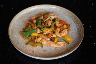 Tigaie picantă pui cu orez basmati și salata