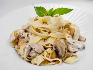 Špagete sa piletinom i pečurkama 300 gr