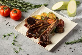 Каре ягнёнка с овощами (650г)