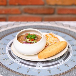 ლობიო ქოთანში ლორიანი მჭადით და მჟავეთი