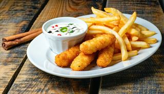 Mozzarella pane cu crema de otet balsamic si cartofi prăjiți