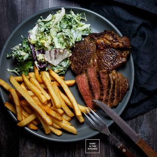 Stek z Polędwicy z frytkami i surówką 