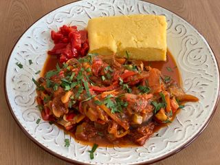 Tocăniță de legume cu mămăliguță