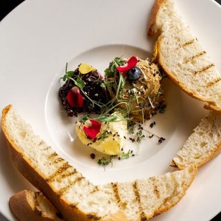 ქათმის პაშტეტი კოწახურის მურაბით და გაწურული მაწვნით