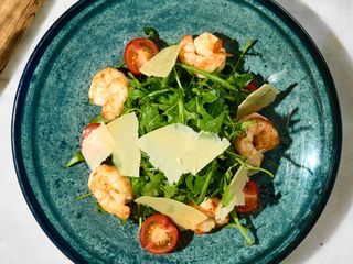 Салат з креветками та авокадо (250г)