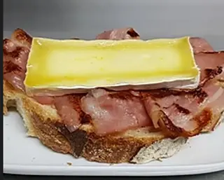 Tosta De Bacon Con Queso Brie