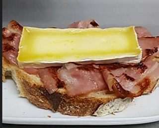 Tosta De Bacon Con Queso Brie