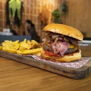 Barbacoa burger con patatas