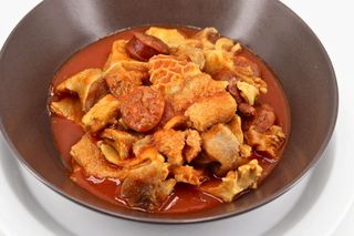Callos estofados de la casa con guarnición (ración)