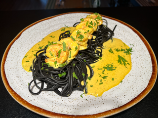 Linguini Nero c/Camarão e molho de Caril
