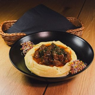 Gulasz z pure ziemniaków