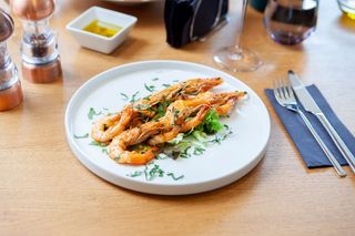 Creveti flambati la tigaie