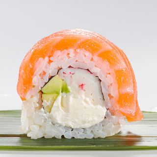 Рол з лососем та крабом (300г)