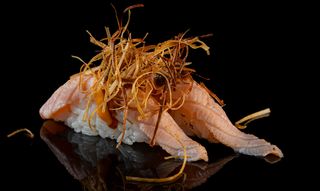 144. Nigiri sake porri fritto 2 pezzi