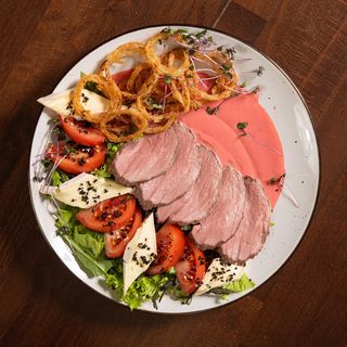 Ніжна телятина з сиром Брі під рожевим соусом (300 г)