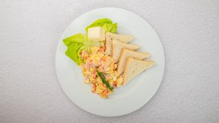 Jajecznica na maśle z 4 jaj z cebulką, pomidorem i szynką + pieczywo