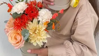 Beżowy Flowerbox, rozmiar M, 9-13 kwiatów mieszanych w beżowym pudełku