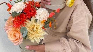 Beżowy Flowerbox, rozmiar M, 9-13 kwiatów mieszanych w beżowym pudełku