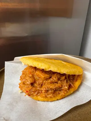 Arepa de carne Mechada