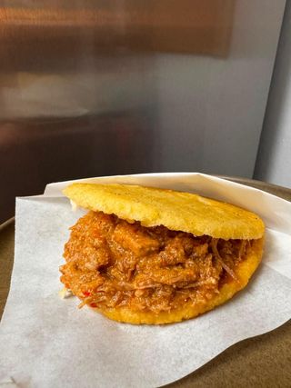 Arepa de carne Mechada