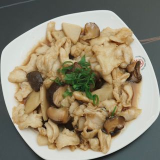 Pollo con funghi e bambù 