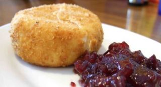 Camembert rebozado con confitura de arándanos