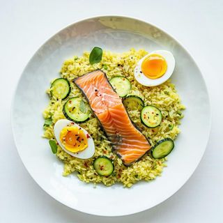Riso al salmone salmone, zucchine, uova