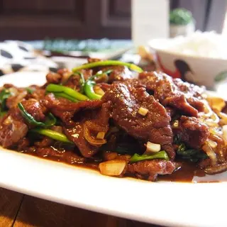 Lamb with spring onions