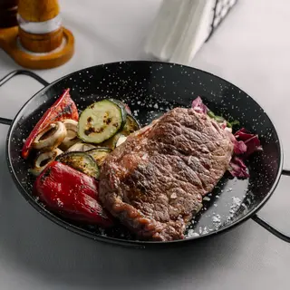 Steak antricot de vită cu legume la grătar