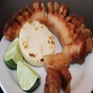 Arepa con chicharrón